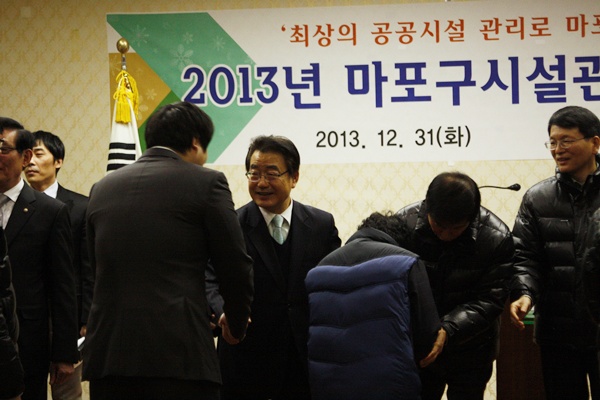 임직원 악수 중 김문태 상임이사님