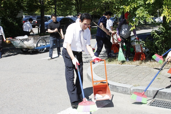 ﻿마포농수산물시장 입주자와 공단 임직원 합동 환경정비에 참석한 공단 홍성환 이사장

