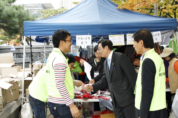 행사에 참석한 직원 격려하는 공단 홍성환 이사장