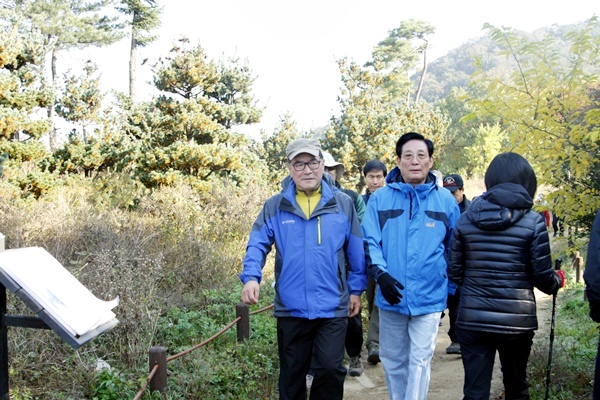 산행하고 있는 공단 홍성환 이사장 우측