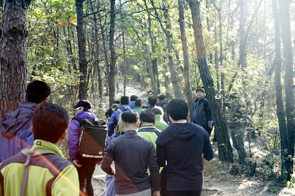 산행하고 있는 임직원 모습